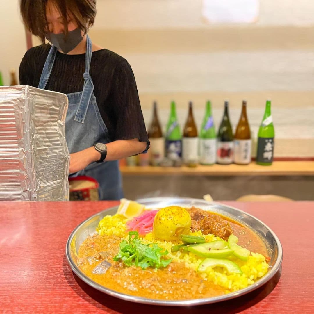 東京・日本橋、間借りカレーの人気店！「酒とスパイスマツコ」のメニュー数が300を突破！