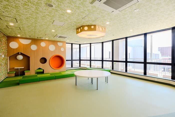 プロeスポーツ選手が近畿大学病院でクリスマス交流会を実施 賞金を活用して入院中の子どもたちにプレゼントを贈呈