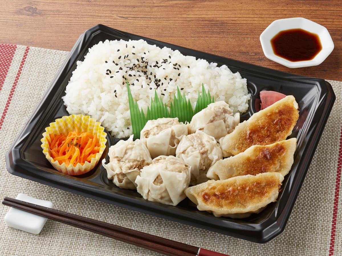 店内で調理した手づくり弁当　 食べ応えある粗挽き焼売と国産野菜が主役の餃子。 焼売＆餃子弁当　　７月１９日（金）発売  おトクなセールも開催　７月１９日（金）～７月２５日（木） 対象の得とくパック　３０円引きセール