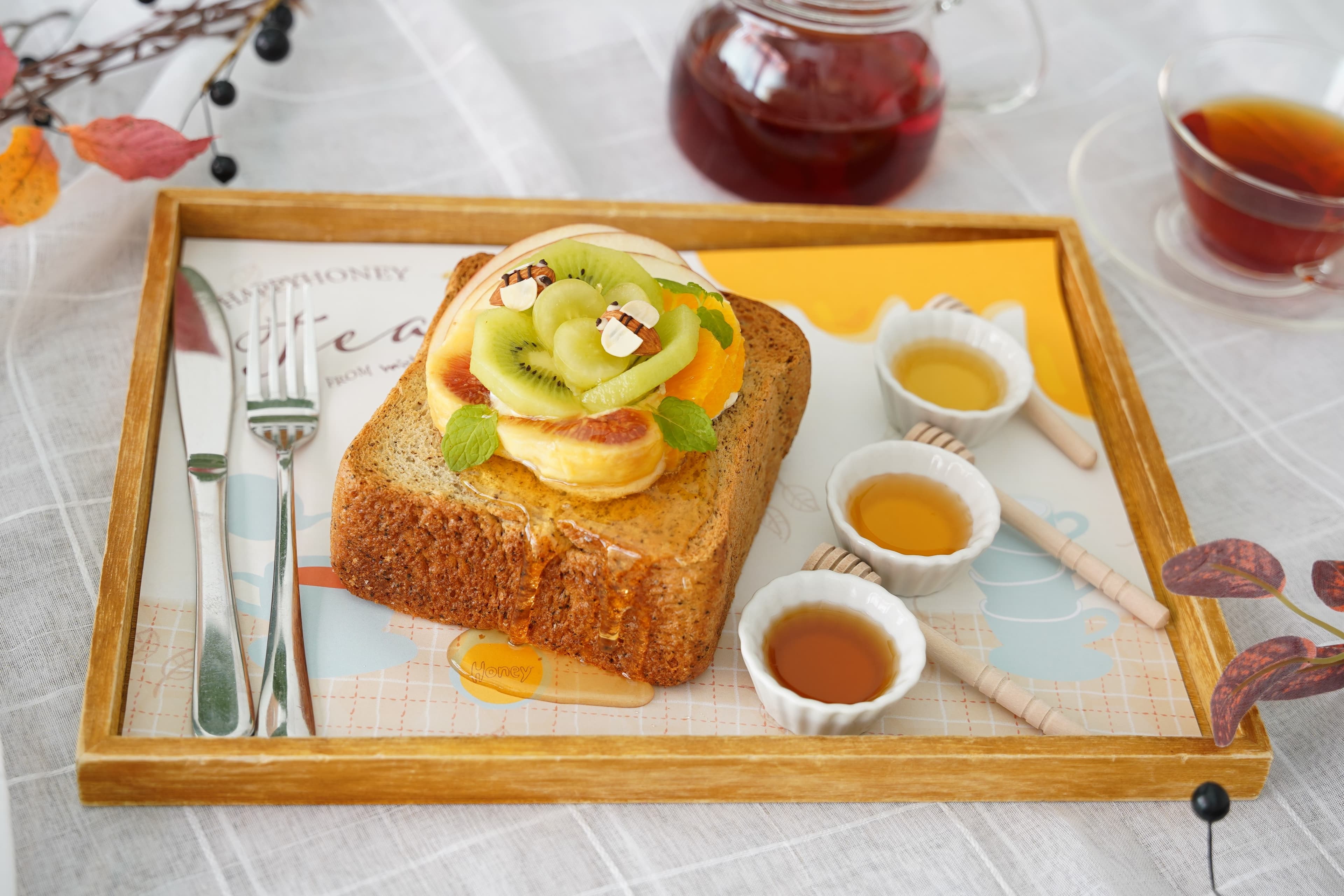 香り高い紅茶を混ぜ込んだ秋の贅沢スイーツ　11種類の蜂蜜食べ比べ！紅茶のフルーツハニートースト