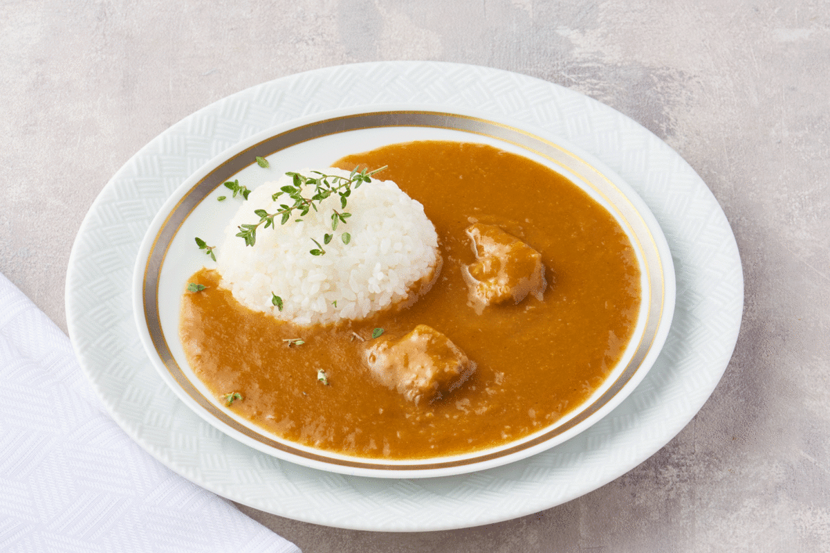 ただ甘いだけじゃない!コクと酸味が絡み合う奥深い美味しさ、マイルドチキンカレー新発売!【SONOKO】