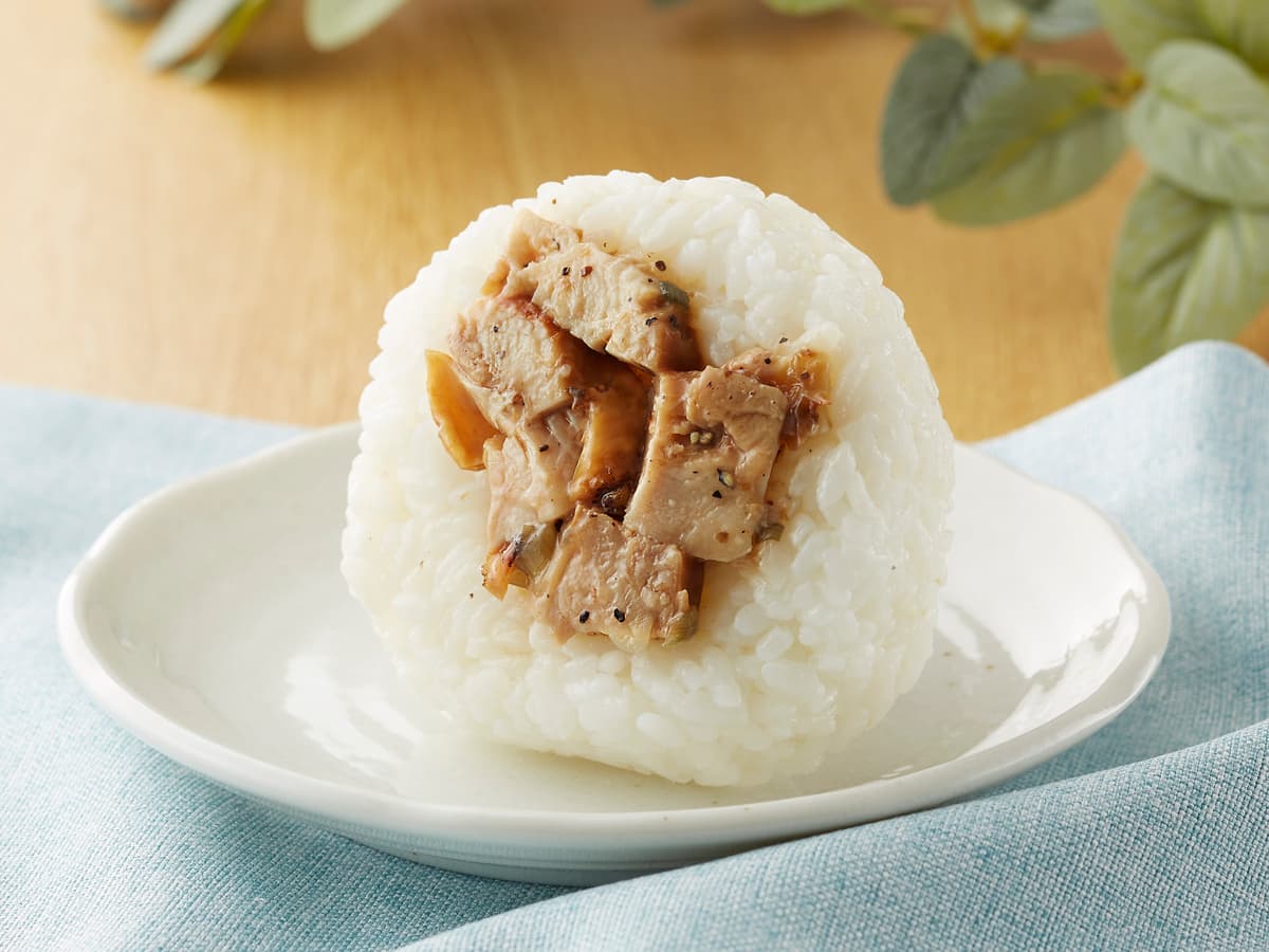 お手頃価格で！お得に！毎日食べたい！　「おにぎり　塩だれ焼鳥」「三角ピザドーナツ」５月７日（火）新発売