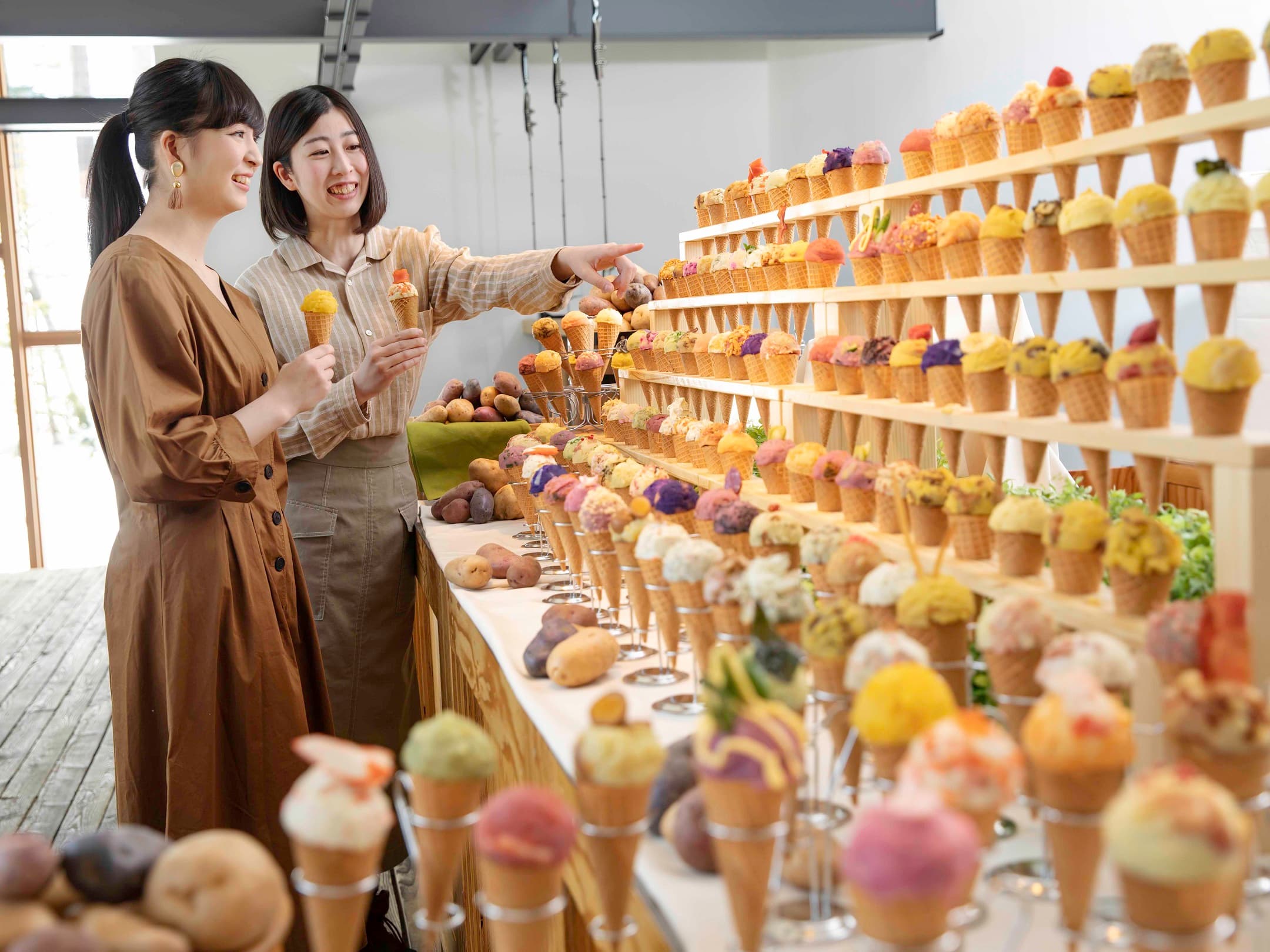 星野リゾート　トマム　ジェラート風の見た目のポテトサラダを全100種類から選んで食べる「ポテサラジェラート」を提供　期間：2020年9月1日～10月31日