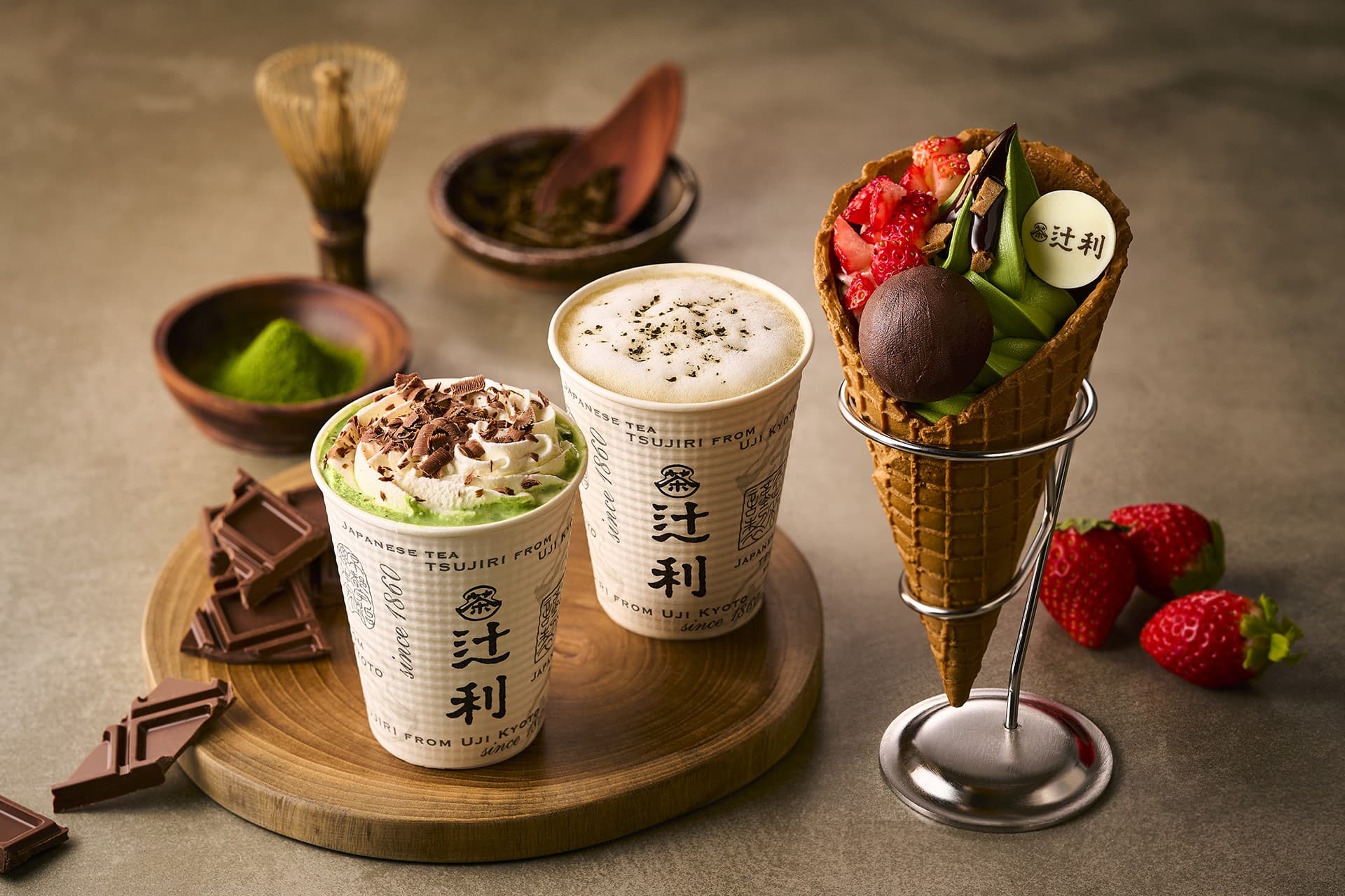 京都 宇治の老舗 辻利(TSUJIRI) より、冬季限定メニュー3種 「辻利ソフト 冬のパルフェ」 「京ラテ®濃い茶ショコラ」 「京ラテ® ほうじ茶」 期間限定発売 2025年12月1日(月)~2026年2月15日(日)