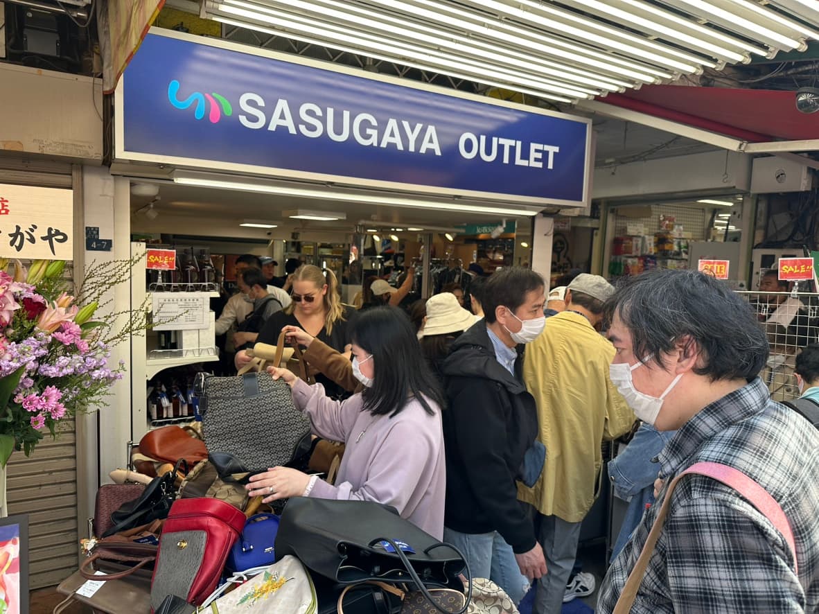 上野アメ横にブランドバッグ・時計・酒のリユース品を【激安】価格で販売する『SASUGAYA OUTLET』がオープン