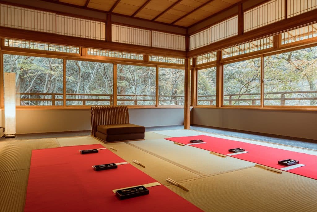 【星のや京都】山眠る水辺の私邸で和歌を詠む「奥嵐山の歌詠み」開催～800年にわたり和歌を守り伝える冷泉家当主と当主夫人が、和歌の世界へ誘う～｜開催日：2023年1月20日～21日