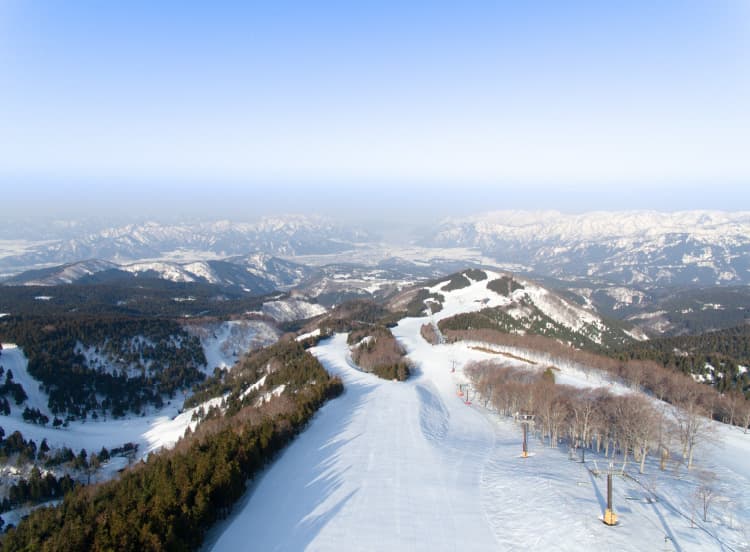 スキージャム勝山　1日300㌧の造雪能力を誇る人工造雪機本格稼働