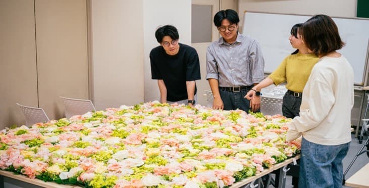 クリスマス前に近大経営学部生が花に親しむイベントを開催 町の花屋さんと連携し、若者への花文化の浸透を目指す