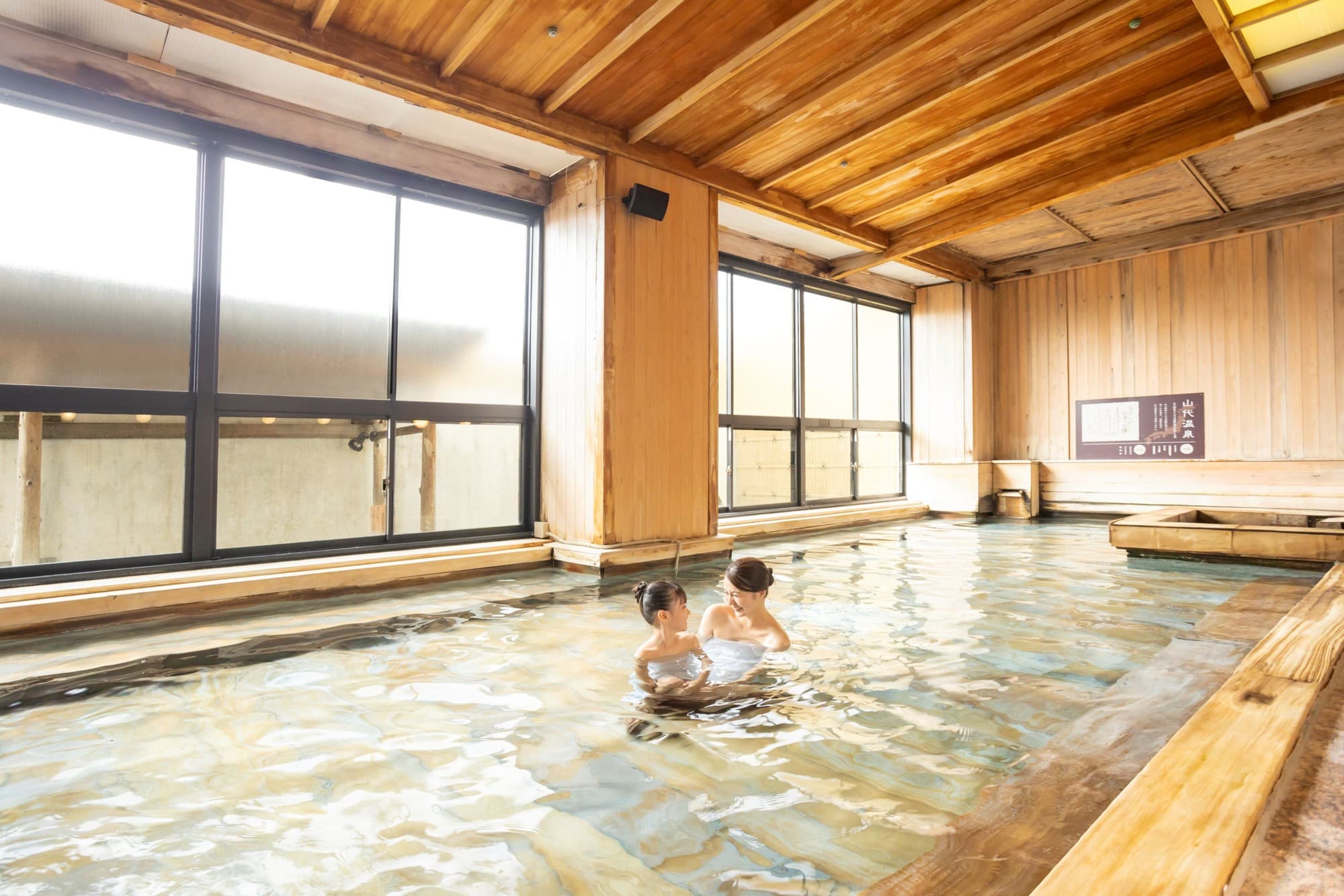 旅のスタイルで選ぶ、大江戸温泉物語グループのお得旅。 「平日9,980円の北陸旅」に「グランピングエリアの料金改定」で、 旅をより気軽に、何度でも