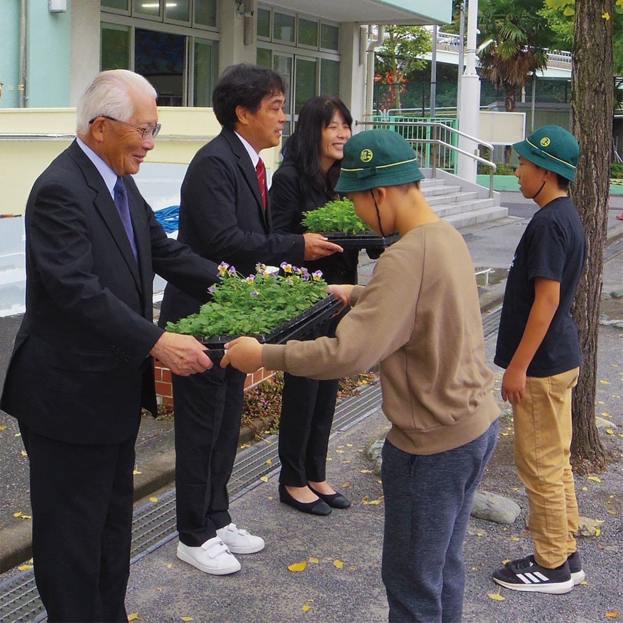 小学校に花の苗を届け続けて３４年 花育を通して子供たちの豊かな心を育みます