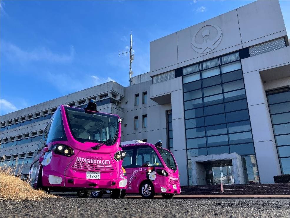 レベル4対応自動運転EVバスNavya EVOが茨城県常陸太田市において 世界初となる2台の定常運行を開始