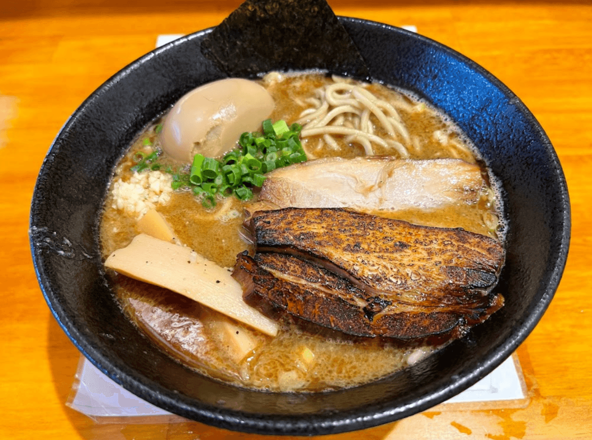 北山駅より徒歩7分『麺屋タカモト』はどろっと系濃厚とんこつラーメンが人気のラーメン店！Findサービスで情報を公開中