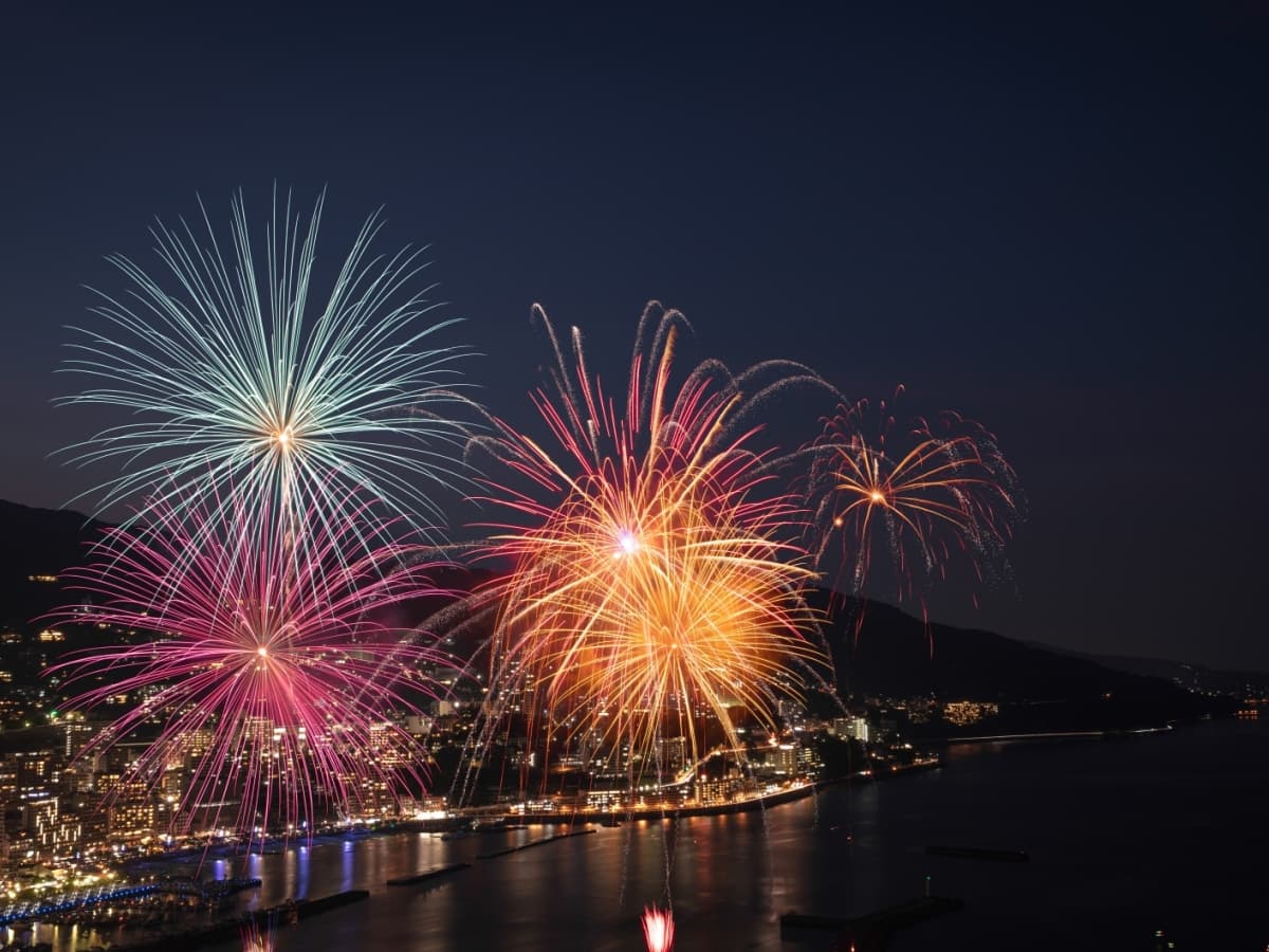 絶景テラスで花火クリスマス！ 熱海の温泉リゾートにて【冬のテラス＆あったか特典付きプラン】12/1販売開始