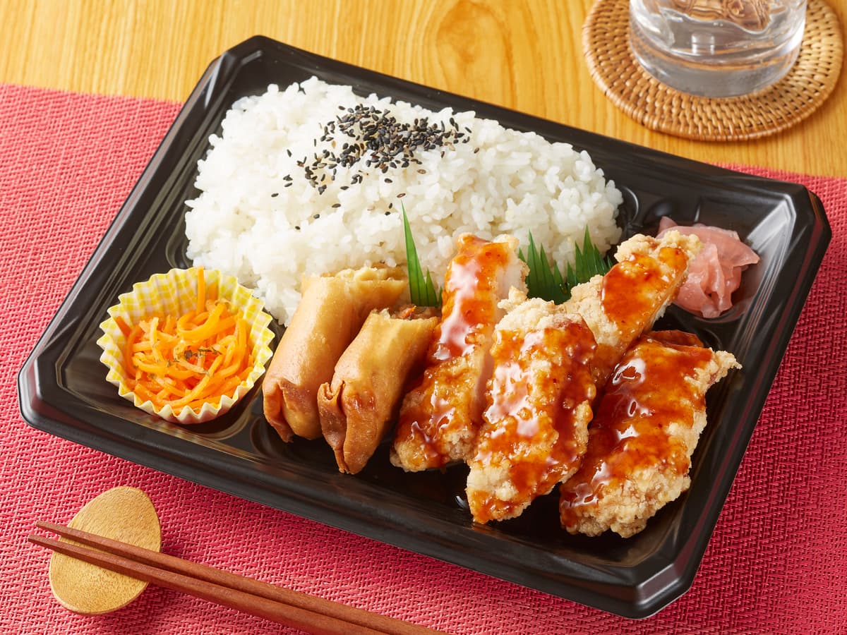 店内で調理した手づくり弁当　甘辛チキンがクセになる！ ヤンニョムチキン弁当　　６月２８日（金）発売    おトクなセールも開催　６月２８日（金）～７月４日（木） 「九州の味！かしわめし」１０円引　　「おにぎりセットかしわめし」５０円引