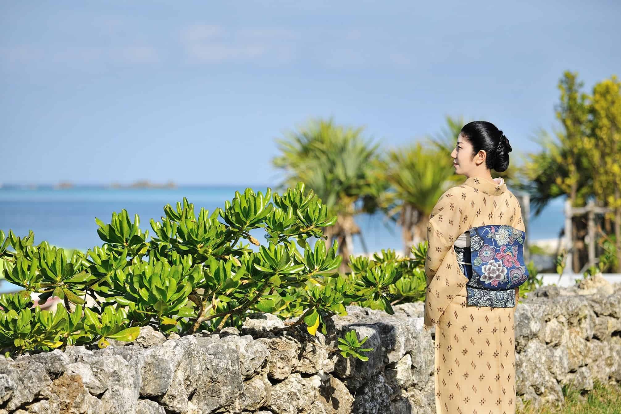 【星のや沖縄】重要無形文化財・喜如嘉の芭蕉布の美しさと品格に触れる滞在プログラム「涼やかに着なす、芭蕉布の世界」開催 ～伝承される技と情熱に触れる工房見学、羽のような着心地の芭蕉布をまとい古典舞踊を鑑賞～｜期間：2023年6月1日～8月31日