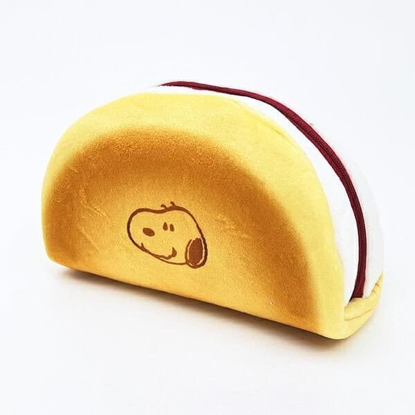 大人女子も大好きなスイーツがモチーフ、スヌーピーのクリームサンドポーチはインパクト抜群!本物が食べたくなるデザインです。