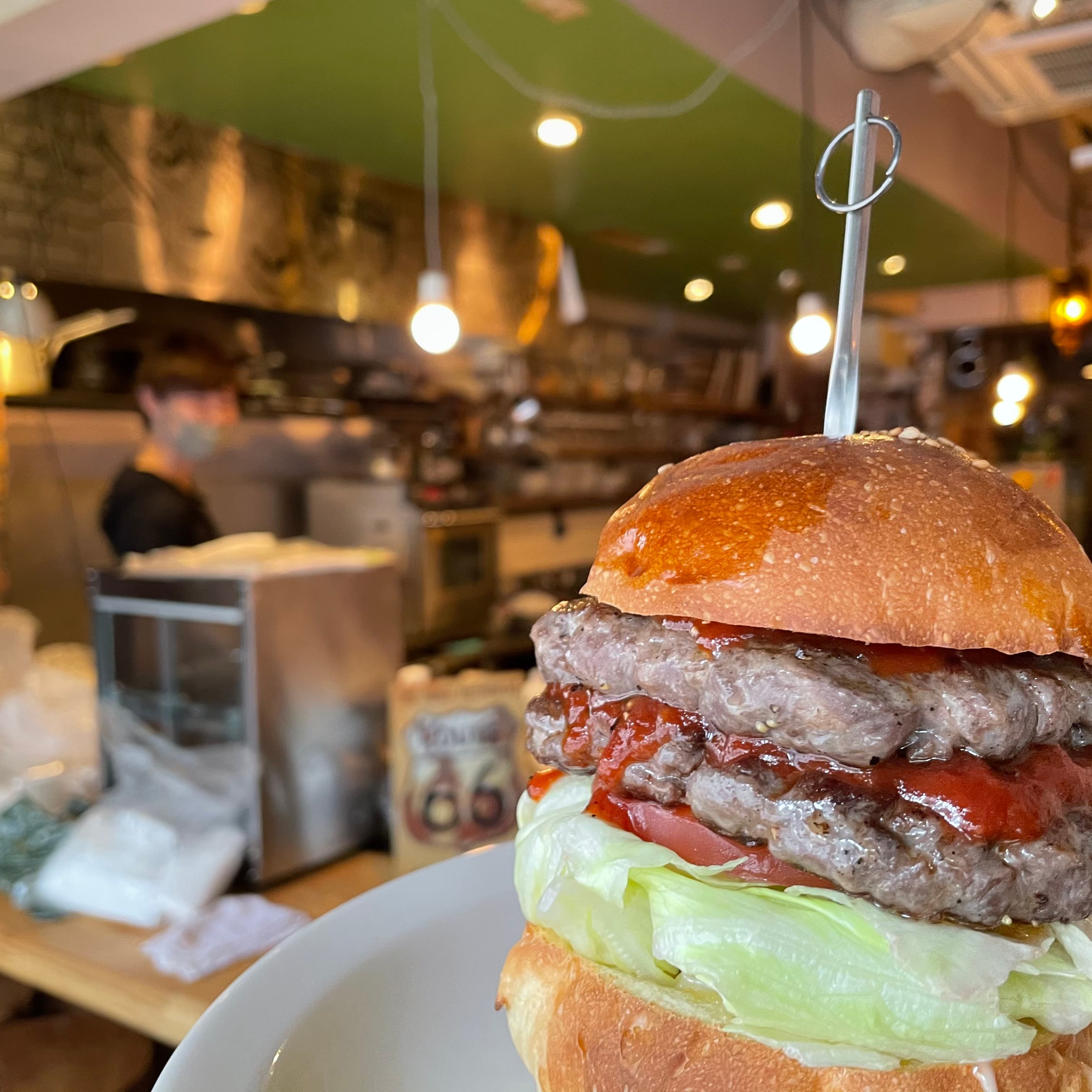 ほぼステーキ肉！【店内肉磨き】パティが好評！西早稲田の間借りバーガーRoute66がフルーツ系新商品を発売！