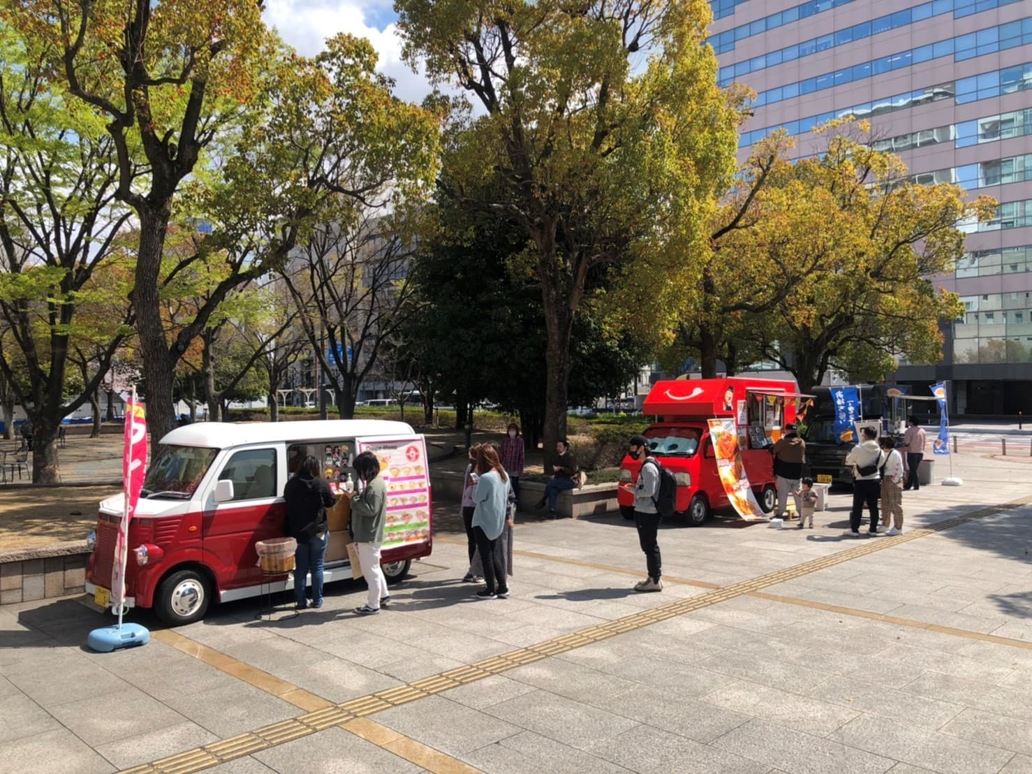 新たな場所でも賑わい！キッチンカーがスタート