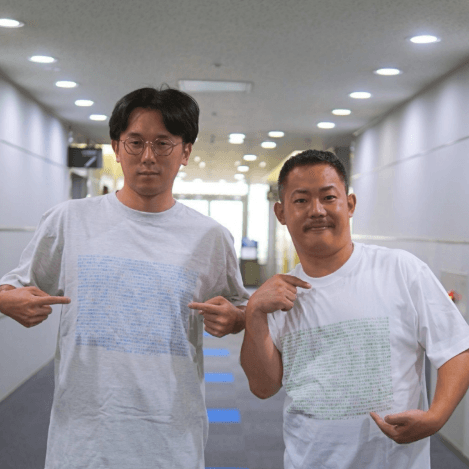 ザ・マミィ酒井の奥さまが、酒井に贈った“いいところ100個”をあしらったTシャツなど・・・GLOWDIA Podcast『続けてゆく、ザ・マミィ』の番組初のグッズ、発売開始!