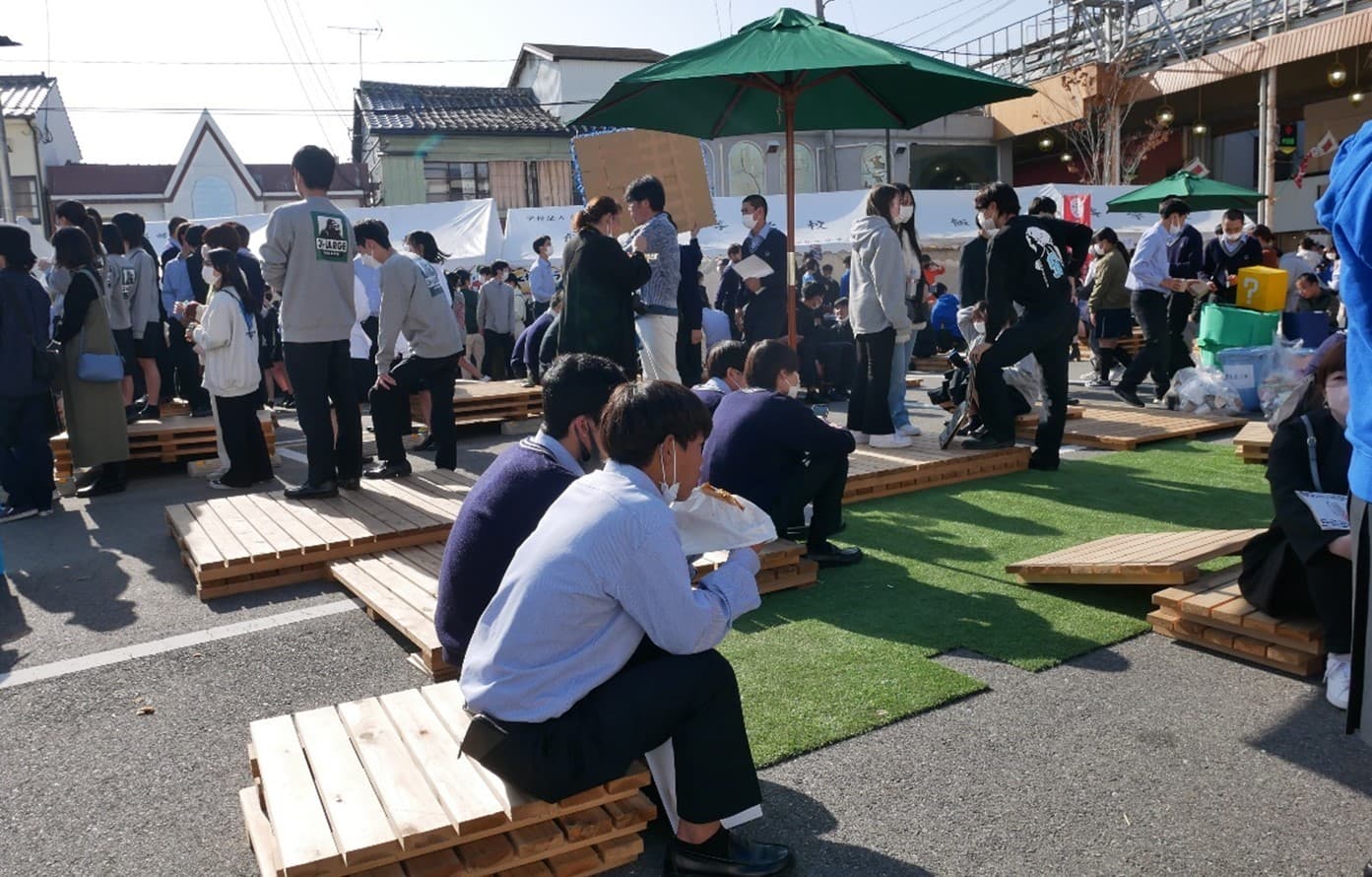 近畿大学産業理工学部生が高校生とともに地域活性化に貢献 飯塚高校「まちなか学園祭」のメイン会場をデザイン