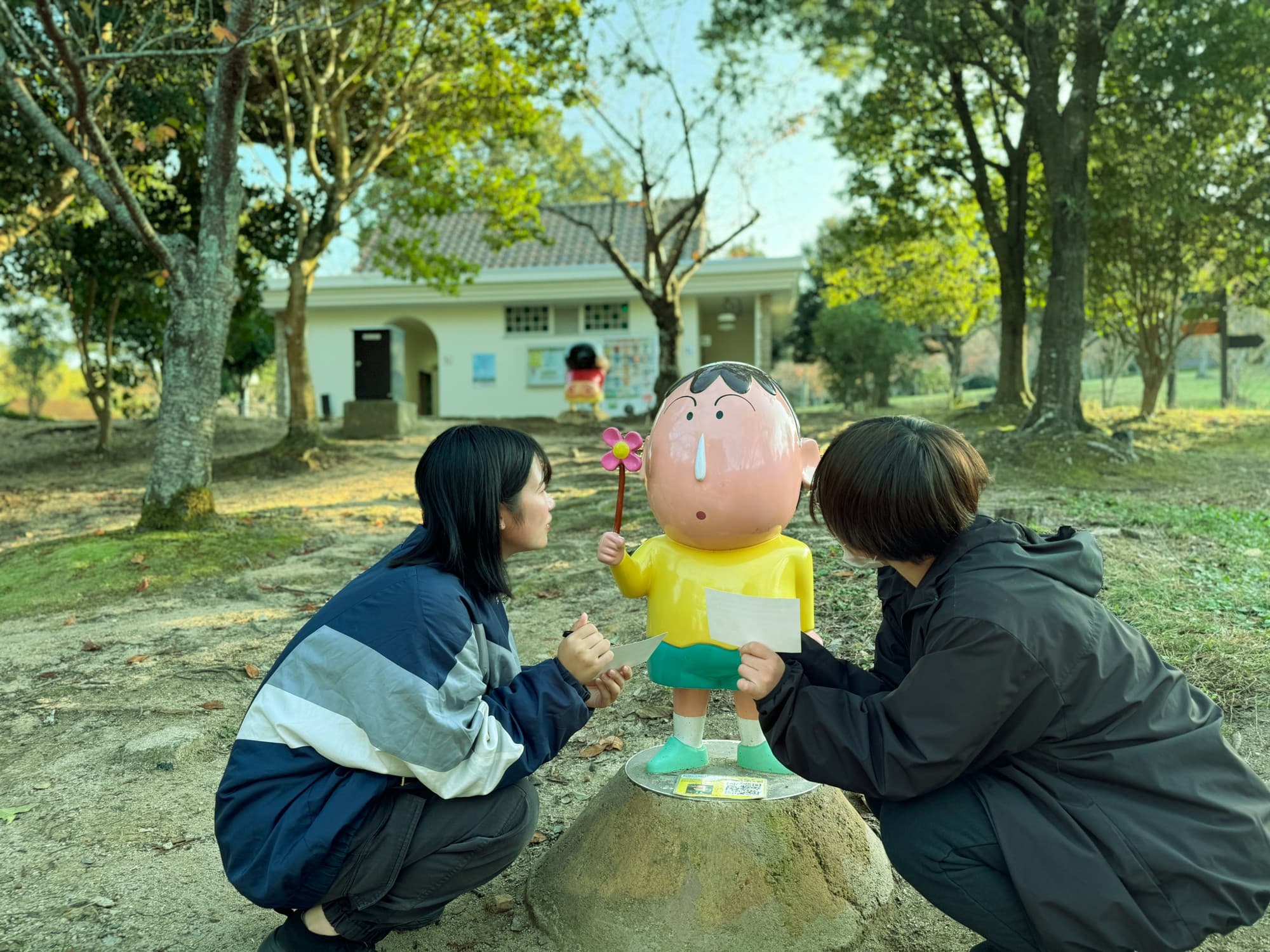 兵庫県淡路島ニジゲンノモリ クレヨンしんちゃんアドベンチャーパーク 歴代最難関の謎解きを突破し、「カスカベ防衛隊」の一員になろう！ 謎解きクイズラリー『カスカベ防衛隊入隊試験』