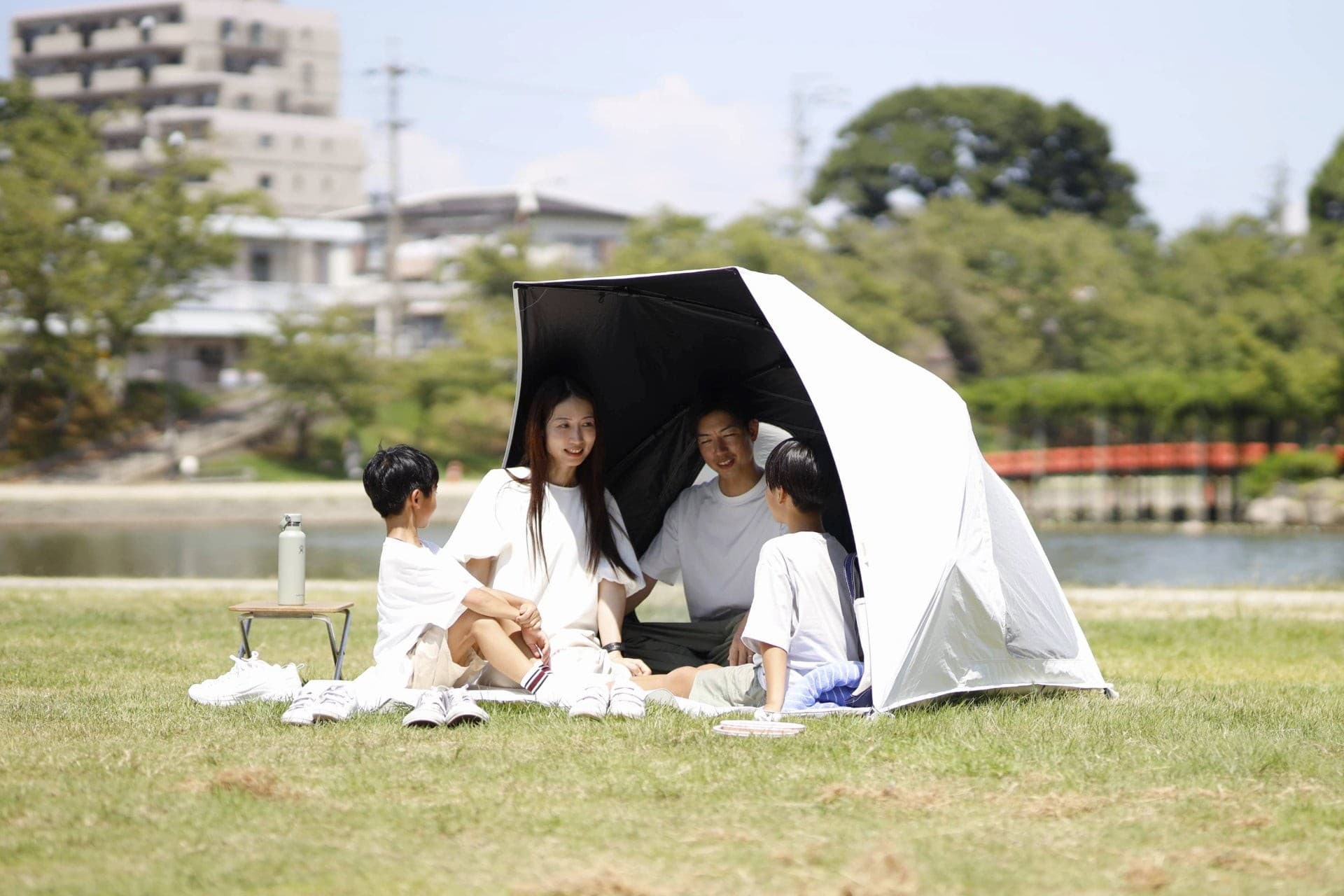 公園の"日陰がない問題"を5秒で解決!秋のレジャーはまっしろのドーム型サンシェード「COCOON」でおしゃれに過ごそう♩