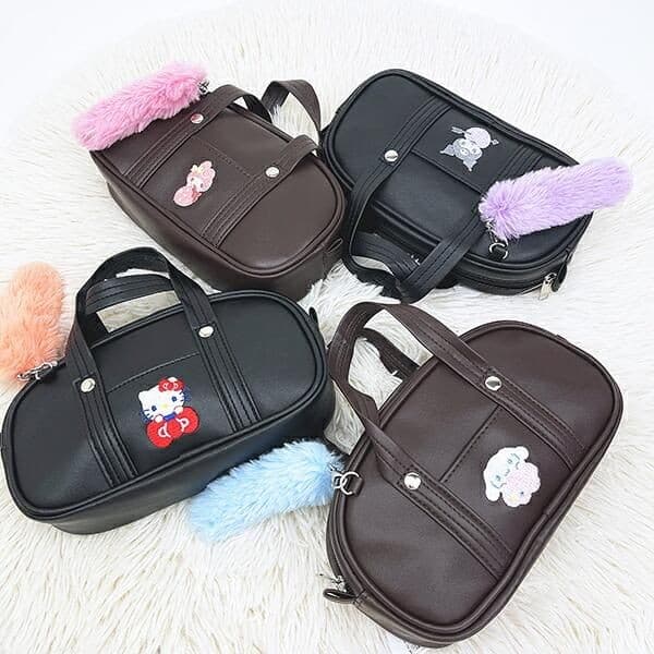 サンリオのスクバ風ペンケース。しっぽファーのチャーム付きでギャル可愛い!