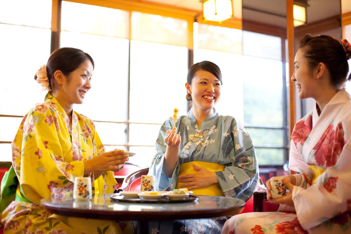 【石川県 山中温泉・吉祥やまなか】「加賀アオハル温泉旅」卒業旅行に優雅な思い出を♪ 色浴衣で映える街歩き～加賀アフタヌーンティ､アイスストリート､スイーツetc…