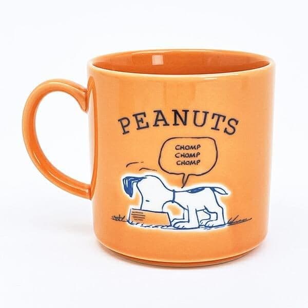 スヌーピーの木箱入りマグカップ。透かし彫りもキュートで冬のギフトにも最適