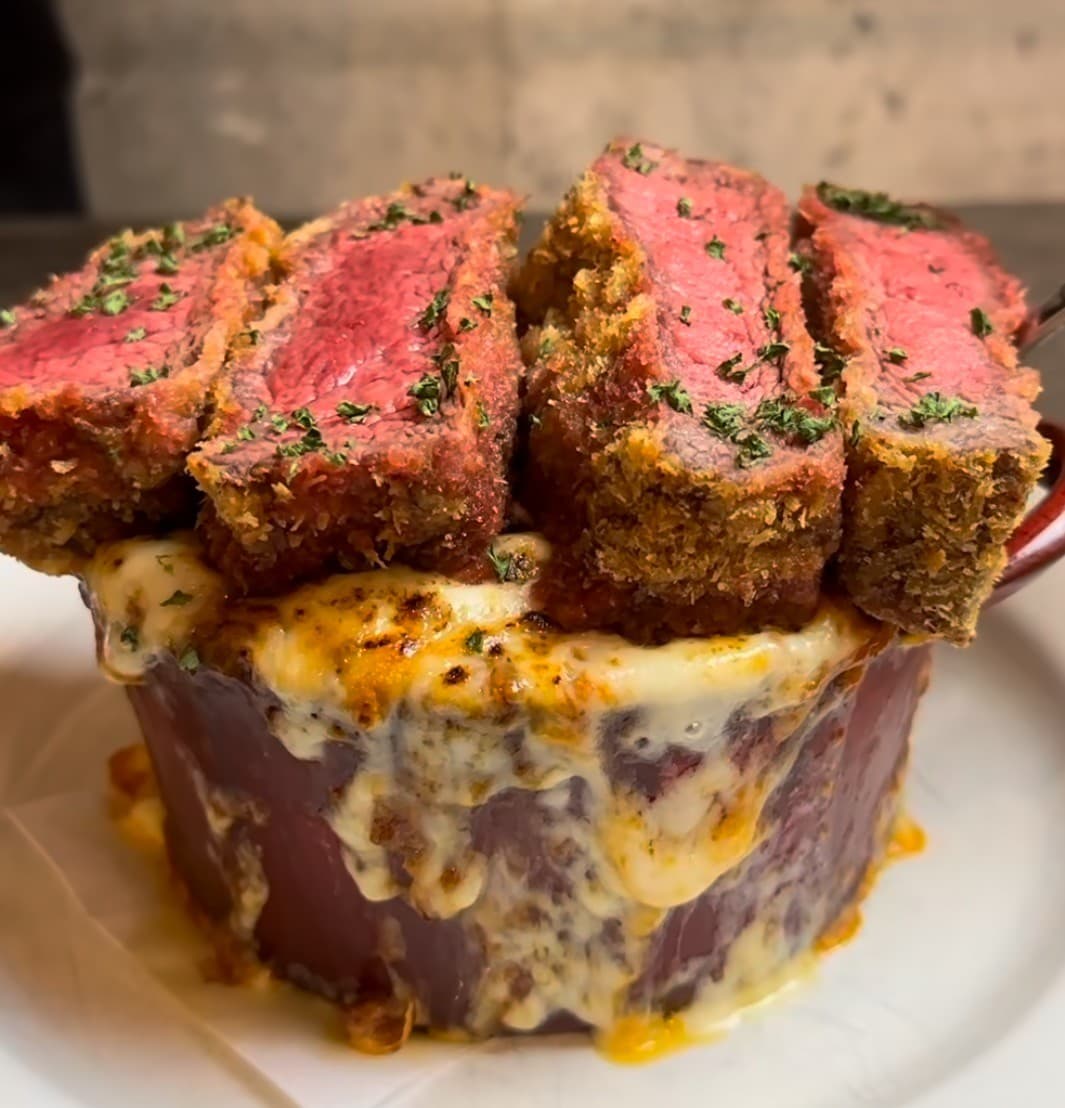 グルメ必食!豪快に味わう 【牛レアカツのボルケーノパスタ】