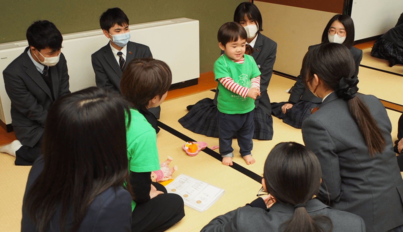 近大附属和歌山中学校で「赤ちゃん先生プロジェクト」を実施　中学生が赤ちゃんや母親と交流し、命の大切さを学ぶ