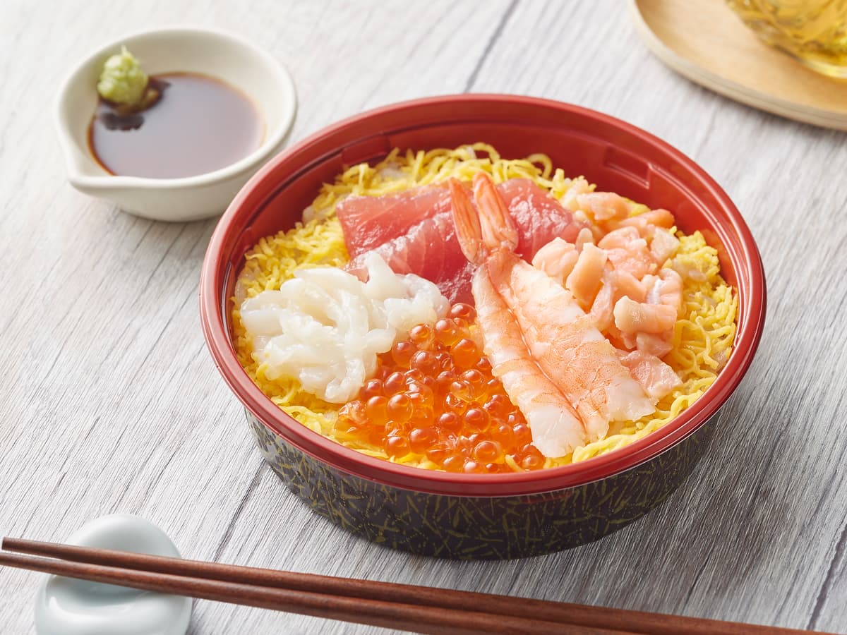 ちょこっとリッチな海鮮丼　7日間の限定発売！※１ 「ちょこ☆リッチずし！いくら海鮮丼」 いつでもお買い得！本体価格９８円シリーズ※２ 「醤油焼おにぎり」 ９月２４日（火）新発売