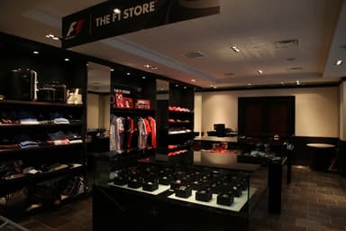 店内に併設のTHE F1 STORE