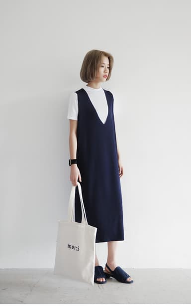 深Vネックスリーブレスワンピース ￥2,490＋tax