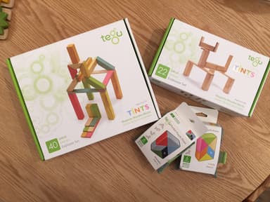 磁石の埋め込まれたフェアトレードの商品「Tegu」