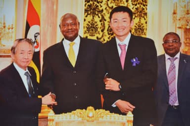 ムセベニ大統領(中央)、奥 龍将氏(右)、柏田 雄一氏(左)