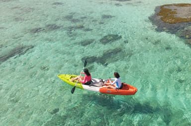 透明な海の水面を進むカヤック