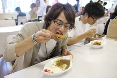 一日限定20食のメカカレーを味わう学生たち