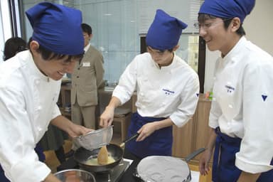 昨年の調理審査の模様（オレンジページサロンにて）