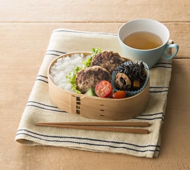 冷凍した「ハンバーグ」と「ひじきの煮もの」で5分弁当！