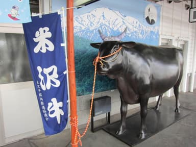 米沢駅前の像