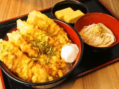 地元食材とハラール認証食材、調味料を使用したおすすめの「あなご天丼」