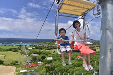 シギラリゾートの全景と宮古ブルーの海を一望できる「ザ シギラリフト オーシャンスカイ」