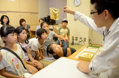 金箔の薄さを確認