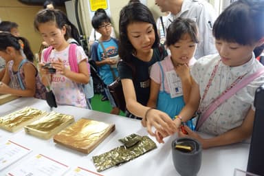 金箔になる前の材料を触って体感