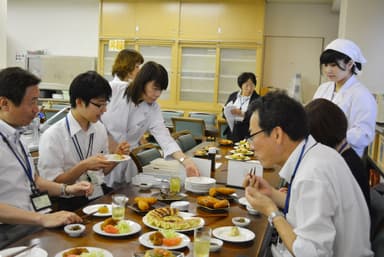 市川市職員による試食会