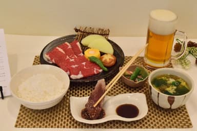 浮かせ盛りのお肉