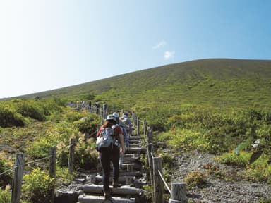 アクティブなグループ旅行にも最適です(支笏湖　樽前山の登山)