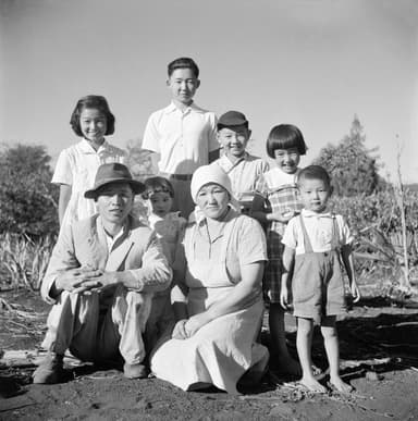 家族の集合写真、パラナ州ロンドリーナ、シャカラ・アララ、1950年頃 (C)Haruo Ohara / Instituto Moreira Salles collection