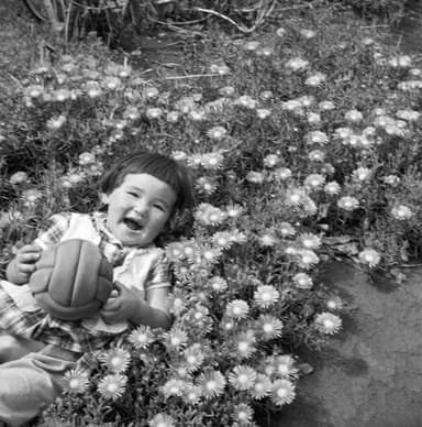 花壇での遊び、パラナ州ロンドリーナ、シャカラ・アララ、1950年頃 (C)Haruo Ohara / Instituto Moreira Salles collection